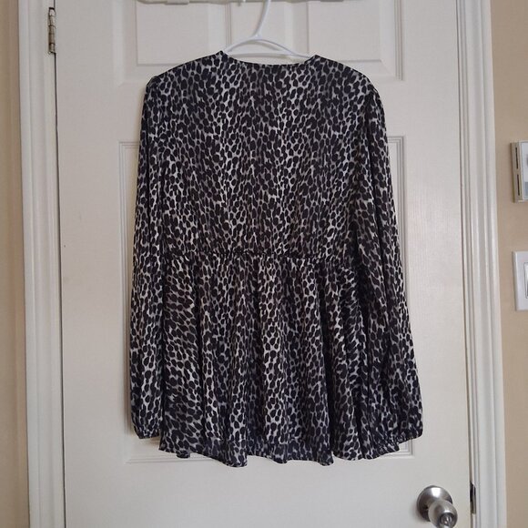 Torrid Women's Size 1X Peplum Satin Button Front Gray Animal Print Top - Picture 5 of 13